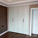 Шкаф со складными дверями из крашеного MDF