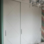 Шкаф с раздвижными дверями из крашеного MDF