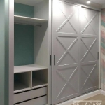 Шкаф с раздвижными дверями из крашеного MDF