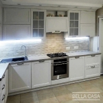 Кухня с фасадами из массива ясеня