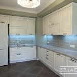 Кухня с фасадами из массива ясеня