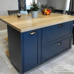 Кухня с фасадами из массива ясеня